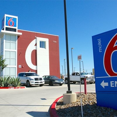 motel-6-airport-1.jpg