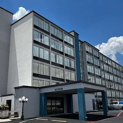super-8-by-wyndham-laredo-super-8-by-wyndham-laredo-1.jpg
